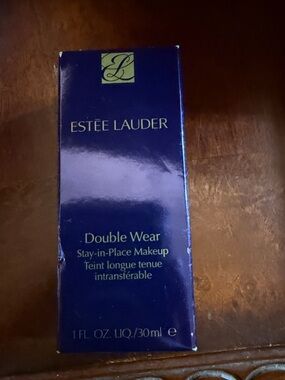 Estée Lauder Double Wear foundation- shade 4W4 Hazel